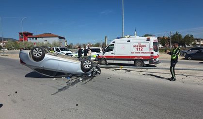 Otomobil aydınlatma direğine çarpıp ters döndü
