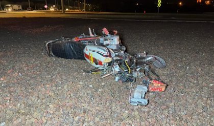 Refüje çarpıp parçalanan motosiklette 2 kişi yaralandı