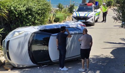 Duvara çarpan otomobil devrildi