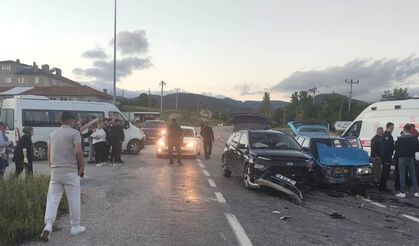 Kavşakta iki otomobil çarpıştı