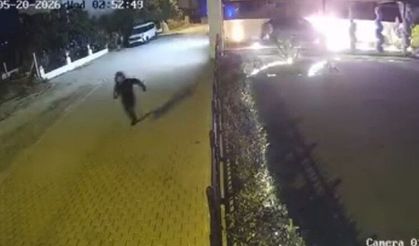 Kuşadası’nda lüks arabayı ateşe verdiler