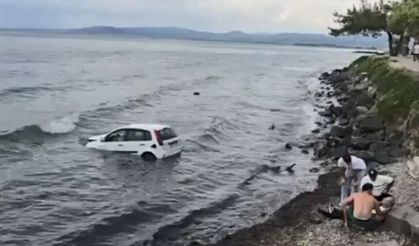 Kuşadası’nda otomobil denize uçtu