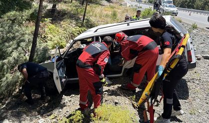 Çakmak Mahallesi’nde trafik kazası.. Ağaca çarparak durabildi