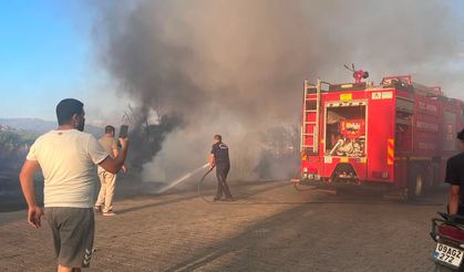 Efeler’de kuru otlar tutuştu, alevler ağıla sıçradı