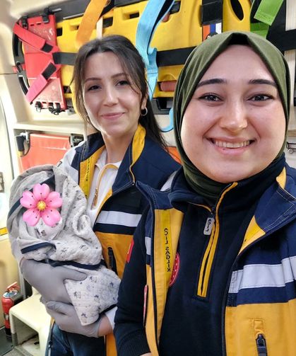Aydın’da aceleci bebek ambulansta dünyaya geldi