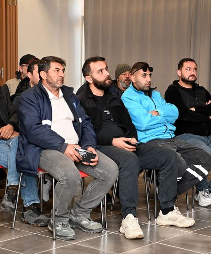 Kuşadası Belediyesi Temizlik İşleri Müdürlüğü personeline 'güvenli sürüş' eğitimi verildi