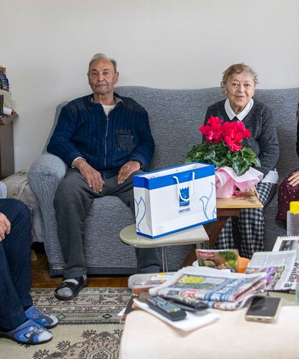 Kuşadası Belediyesi’nden engelli Osman amcaya anlamlı ziyaret