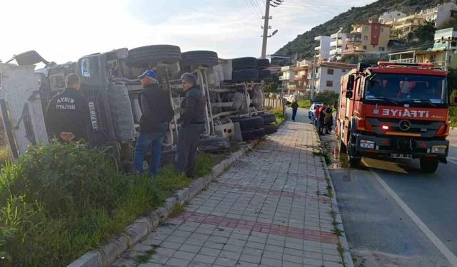 Aydın'da freni patlayan harfiyat kamyonu yan yattı