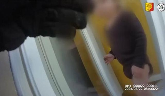 Annesi uyuyunca pencereye tırmanan bebek polisi alarma geçirdi