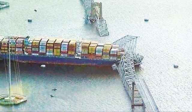 Araçlar suya gömüldü: Köprüyü yıktı geçti