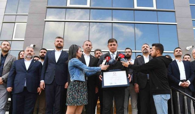 İzmir Büyükşehir Belediye Başkanı Cemil Tugay mazbatasını aldı