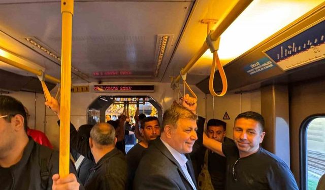 Metroda Başkan Tugay’ı görenler önce şaşırdı sonra fotoğraf çektirdi