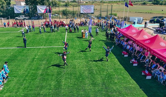 FIFA standartlarındaki futbol sahası törenle açıldı