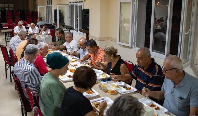 Başkan Ömer Günel Davutlar Cemevi’nde matem orucu açma yemeğine katıldı