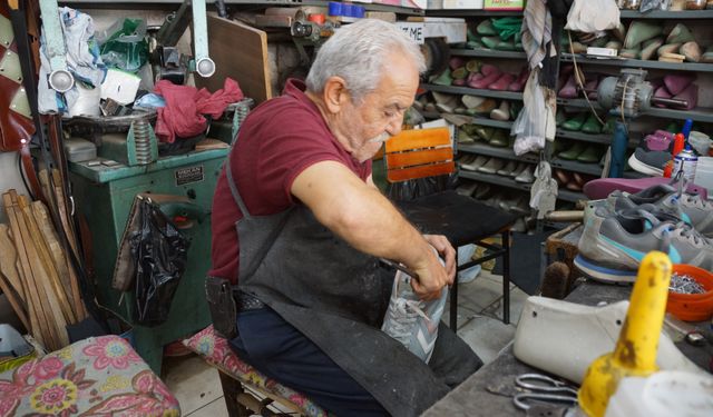 Aydınlı çocuğuna ayakkabı alamadı, tamirciler doldu taştı