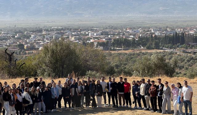 Aydın Atça’da öğrencilerden doğa yürüyüşü