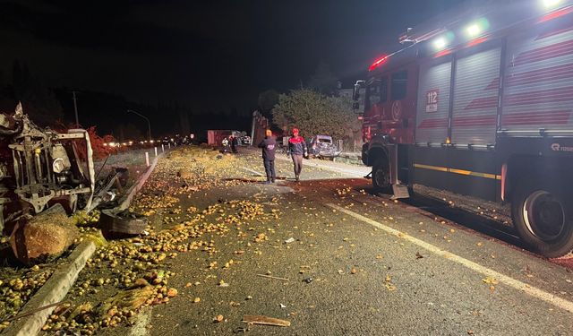 Korkunç kaza! Patates yüklü kamyon, kavşakta araçların arasına daldı: 2 ölü, 7 yaralı