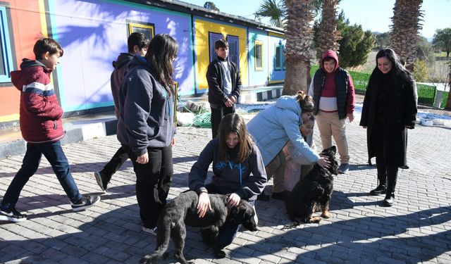 Kuşadası Evcil Hayvan Bakım ve Rehabilitasyon Merkezi öğrencileri ağırladı