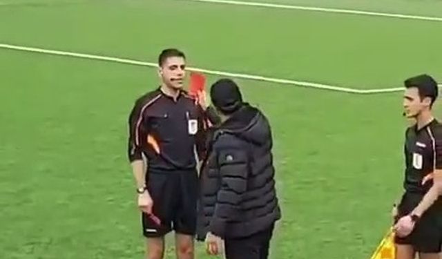Yeşil sahalarda görülmemiş tepki.. Hakeme kırmızı kart gösterdi