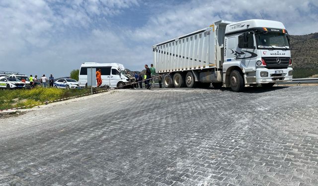 Denizli’de feci kaza.. Minibüs şoförü olay yerinde hayatını kaybetti