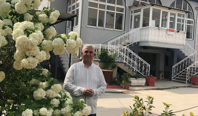 İmam, camiyi çiçek bahçesine çevirdi