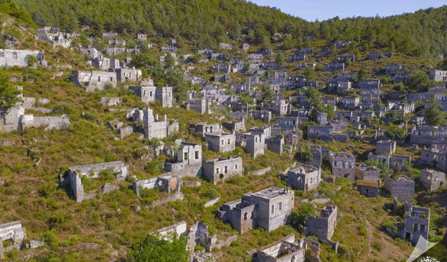 Ege’de tarih dolu köy.. Adeta zamanda donmuş hayalet yerleşim yeri.. Taş yapıları, dar sokakları büyülüyor