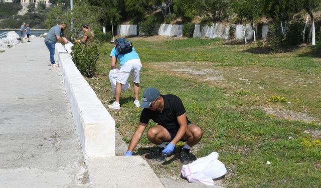 Kuşadası’nda ‘22 Nisan Dünya Günü’ kapsamında kıyı ve deniz temizliği yapıldı