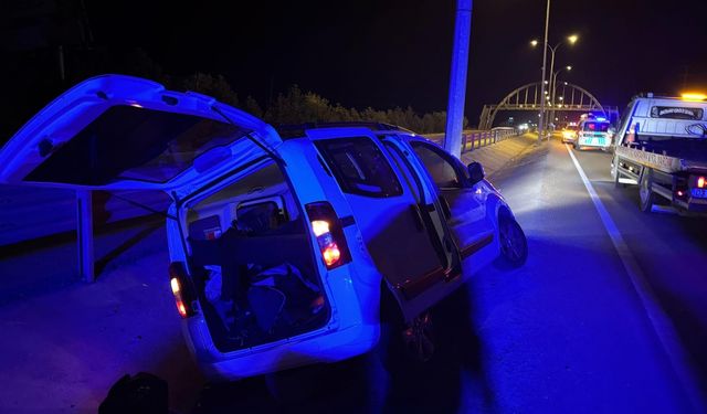 Orta refüje çarptı, 2 yaralı