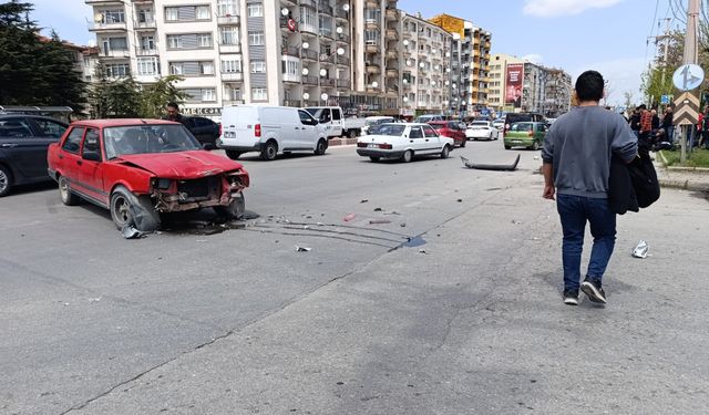 Otomobil ile motosiklet çarpıştı