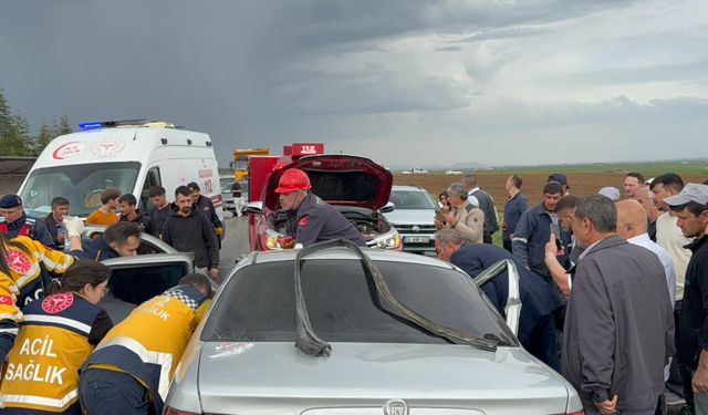 Tırla çarpışan otomobil kağıt gibi ezildi.. Kaza yerinde hayatını kaybetti