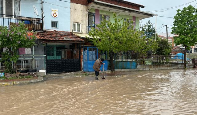 Uşak göle döndü, sağanak yağış trafiği kilitledi