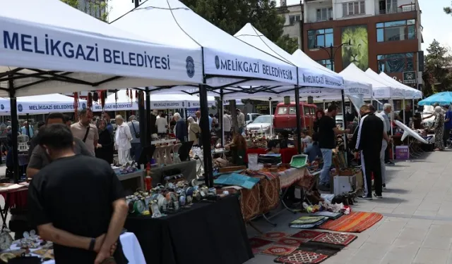 Antika Pazarı'na yoğun ilgi