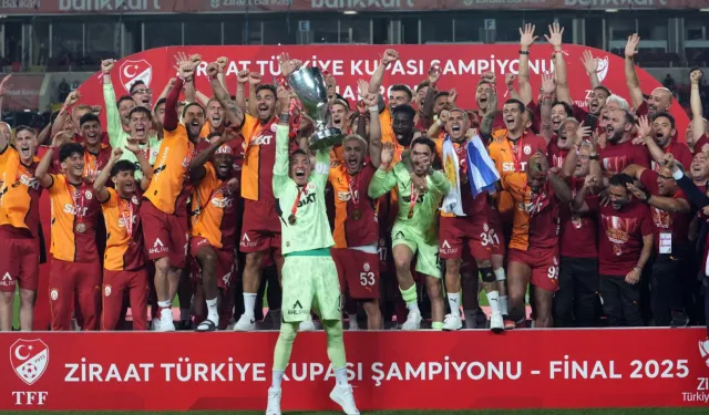 Galatasaray, kupayı coşkuyla kaldırdı