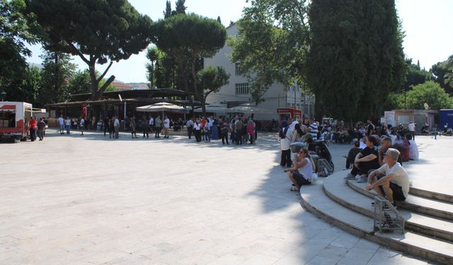 Sınava giren çocuklarına Kur’an-ı Kerim okuyarak destek oldular