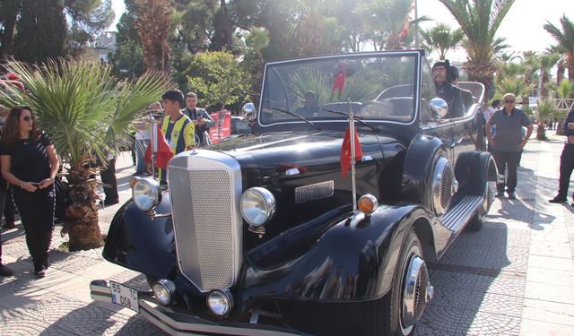 Atatürk’ün makam aracının aynısı ilgi odağı oldu