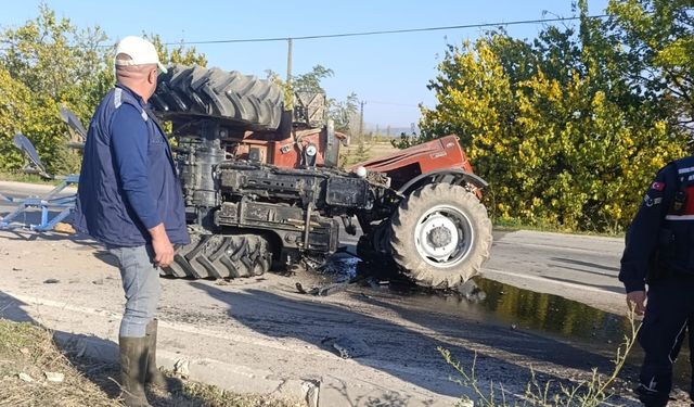 Feci kazada traktör ikiye bölündü