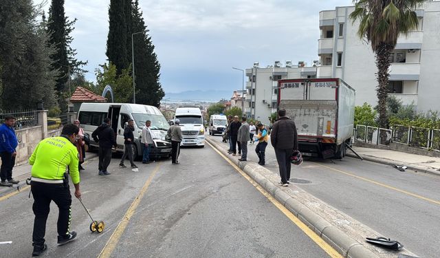 Freni patlayan kamyon öğrenci servisine çarptı, 22 yaralı