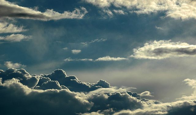 İzmir’de hava ılık, yağış geliyor! Meteorolojiden uyarı, şemsiyeleri hazırlayın