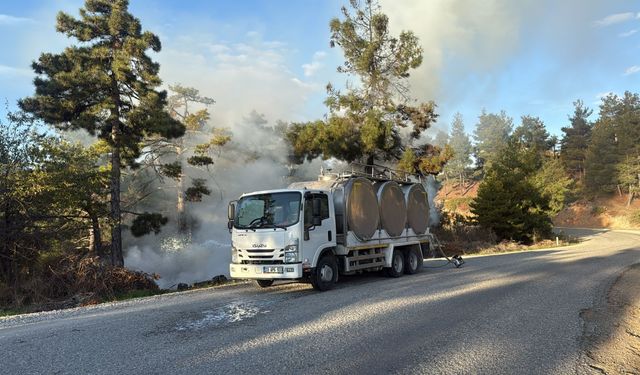 Orman yangınında alevlere sütle müdahale etti