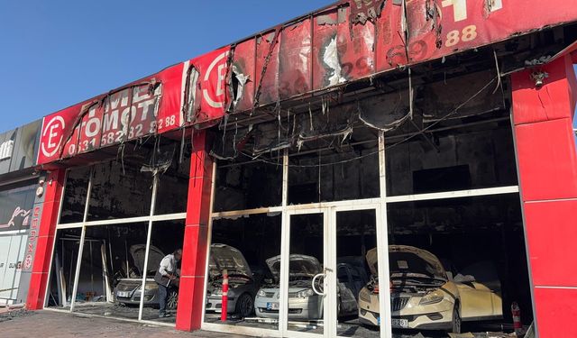 Oto galeri kundaklandı, 5 araç küle döndü