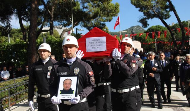 Sevilen polis memuru gözyaşlarıyla uğurlandı