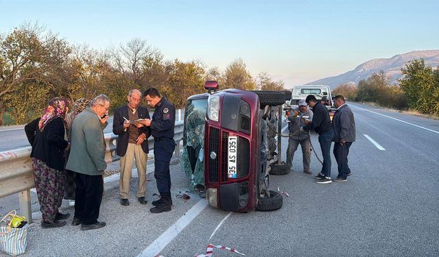 Ticari araç bariyerlere çarptı, devrildi