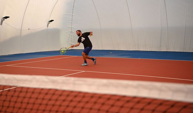 Kuşadası'nda sporseverlerden balon korta yoğun ilgi