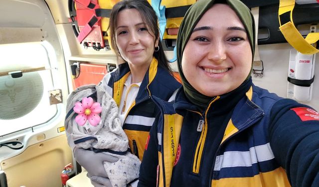 Aydın’da aceleci bebek ambulansta dünyaya geldi