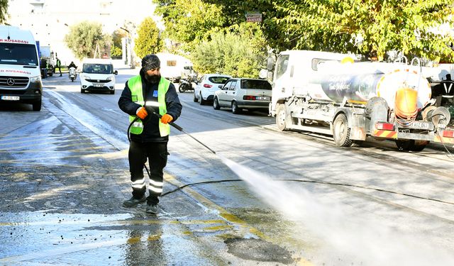 Kuşadası Belediyesi’nden Kadınlar Denizi Mahallesi’nde detaylı temizlik çalışması