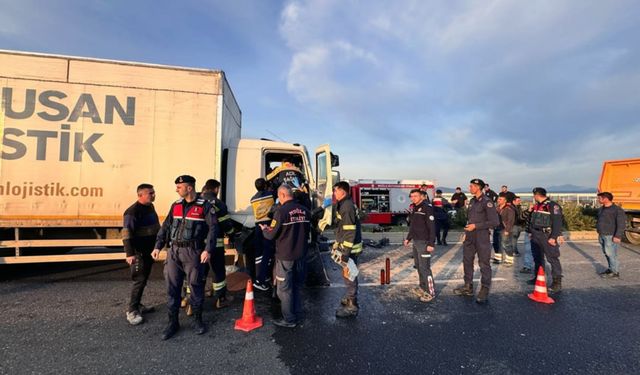 Kamyonette 2 kişi sıkıştı