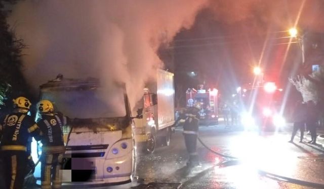 Park halindeki minibüs alev aldı