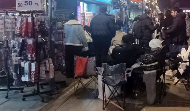 Sokağa kamp kurdular, dükkan açılsın diye beklediler