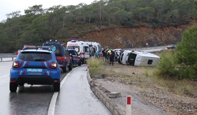 Yolcu minibüsü devrildi, yaralılar var