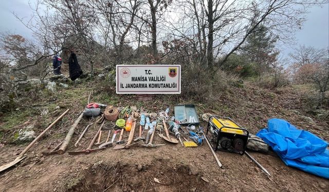 5 kişi boş arazide basıldı